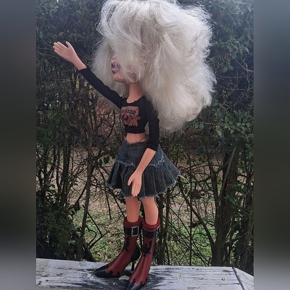 24" vintage Bratz  Doll with Blonde Hair and western Outfit - Picture 5 of 10